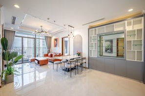 Apartamento panorâmico, 3 quartos, sacada, vista para a cidade | Área de estar | Smart TV 55 polegadas com canais via satélite