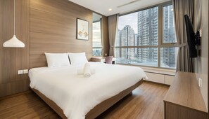 Panoramic Apartment, 3 Bedrooms, Balcony, City View | Frette Italian sheets, premium bedding, down duvets, memory-foam beds - SaigonHomes in Vinhomes Central Park (Ho Chi Minh City)