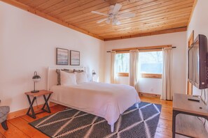 4 bedrooms, desk, free WiFi, bed sheets