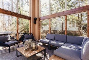 Smart TV, fireplace, stereo, offices - Assn Beach Across The Street, Hot Tub, Guest House (Lakeside)