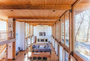 Smart TV, fireplace, stereo, offices - Assn Beach Across The Street, Hot Tub, Guest House (Lakeside)