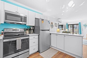 Kylskåp, mikrovågsugn, ugn och spishäll