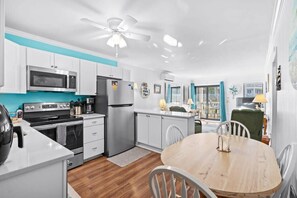 Kylskåp, mikrovågsugn, ugn och spishäll