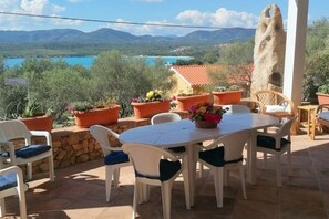 Outdoor dining - From Manu 1/2 (Porto Istana)