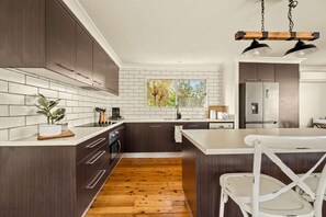 Fridge, microwave, oven, stovetop - "Coponia House" – Seconds to the Beach (Copacabana)