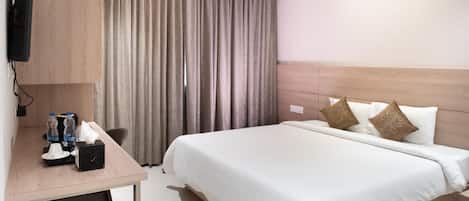 Camera Deluxe, 1 camera da letto, vista città | 1 camera, con arredamento individuale, una scrivania, insonorizzazione