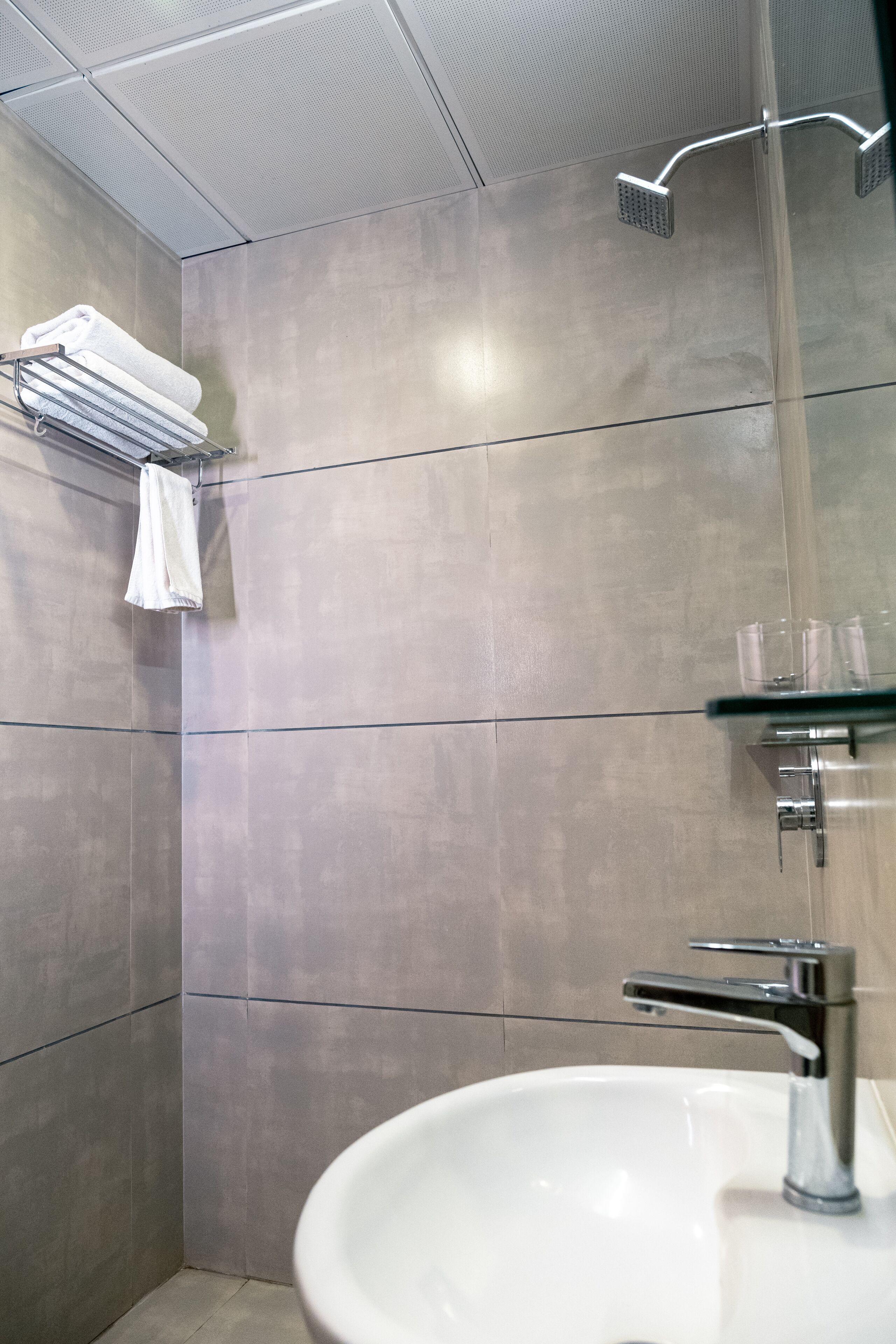 Shower, rainfall showerhead, free toiletries, towels