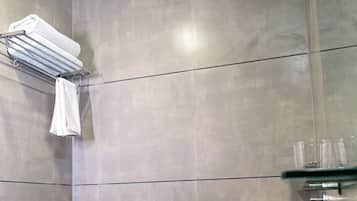Shower, rainfall showerhead, free toiletries, towels