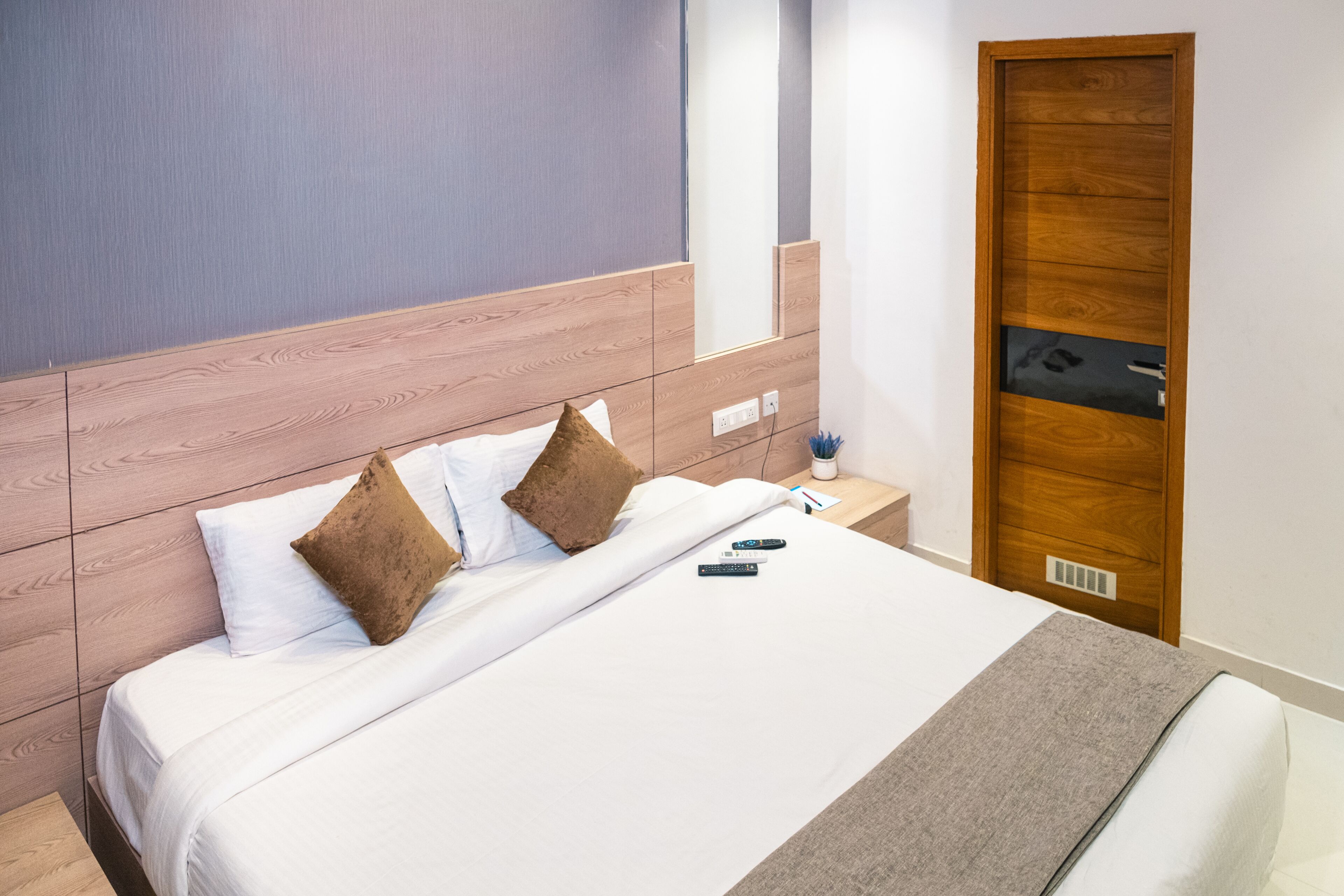 特色家居、办公桌、隔音、免费 WiFi