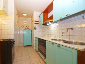 Køleskab, ovn, kogeplade