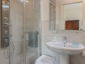Dusche, Haartrockner, Bidet, Handtücher