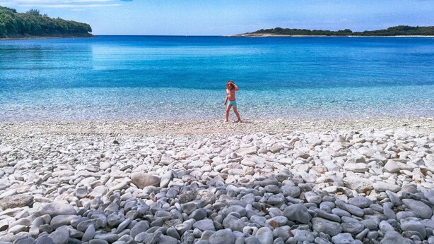 A beach with pebbles and a clear blue sea. - Holiday apartment with air conditioning (Banjole)