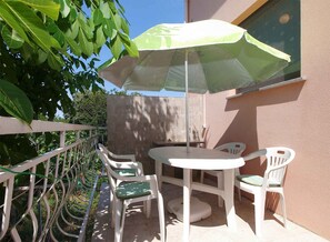 Outdoor dining - Holiday apartment with air conditioning (Banjole)