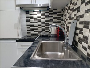 City Studio | Private kitchen | Mini-fridge, microwave, stovetop, espresso maker - City Adventures (Athens)