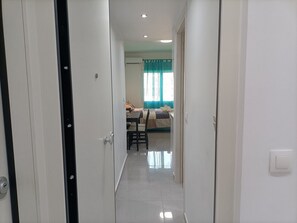 City Studio | Desk, soundproofing, iron/ironing board, free WiFi - City Adventures (Athens)