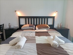 City Studio | Desk, soundproofing, iron/ironing board, free WiFi - City Adventures (Athens)
