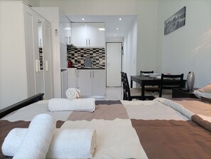 City Studio | Desk, soundproofing, iron/ironing board, free WiFi - City Adventures (Athens)