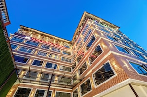 Un hotel de varios pisos con un letrero llamativo que dice "HOTEL CRYSTAL PASHUPATI".