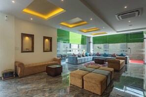 Lobby sitting area - Hotel Crystal Pashupati (Kathmandu)