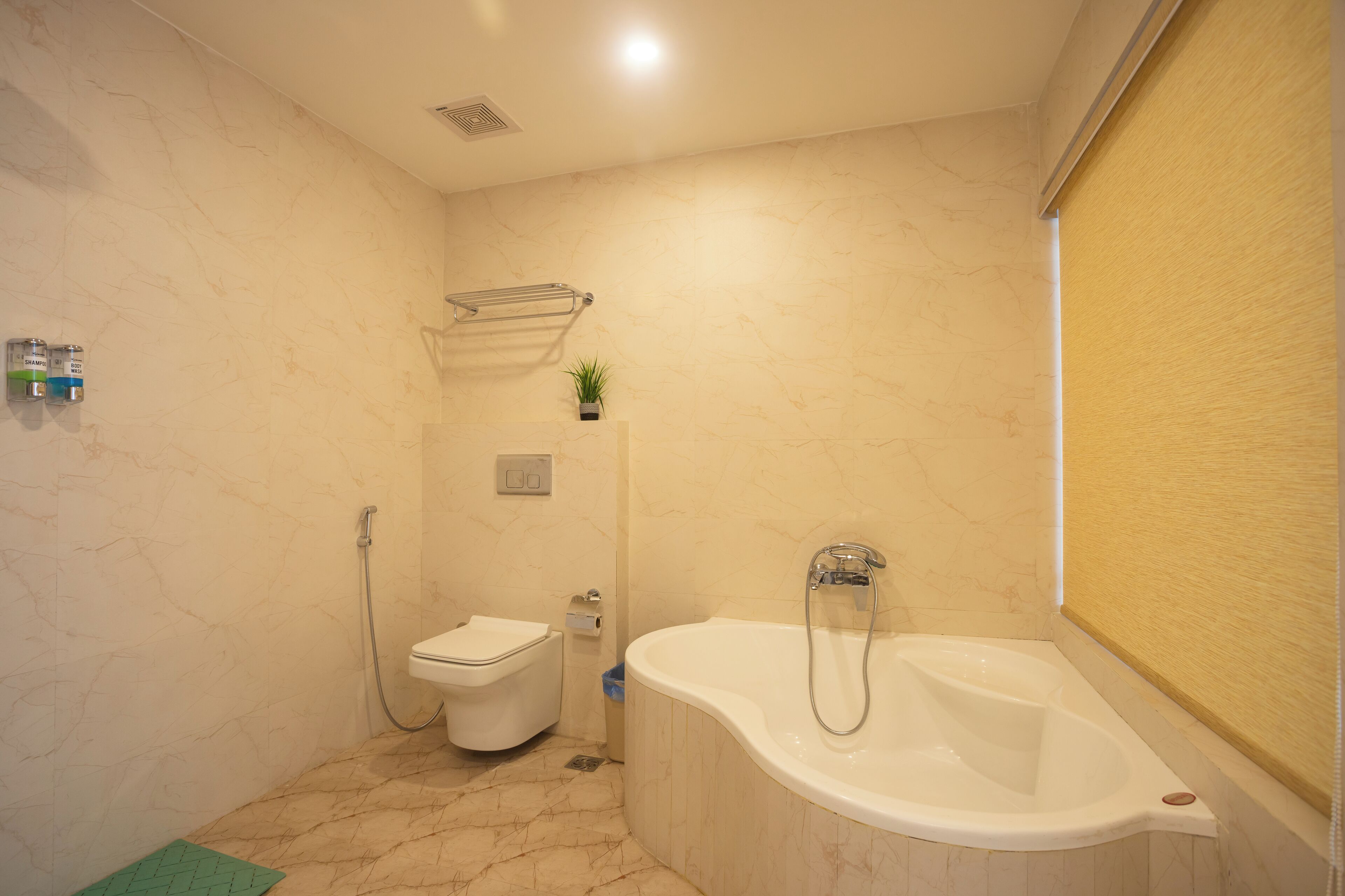 Ein Badezimmer mit Toilette, Dusche und Badewanne.