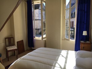 2 bedrooms, bed sheets - Gîte des Chapelains Coeur de Ville (LA CHARITE SUR LOIRE)