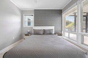 3 chambres, bureau, fer et planche à repasser, lit de bébé portatif
