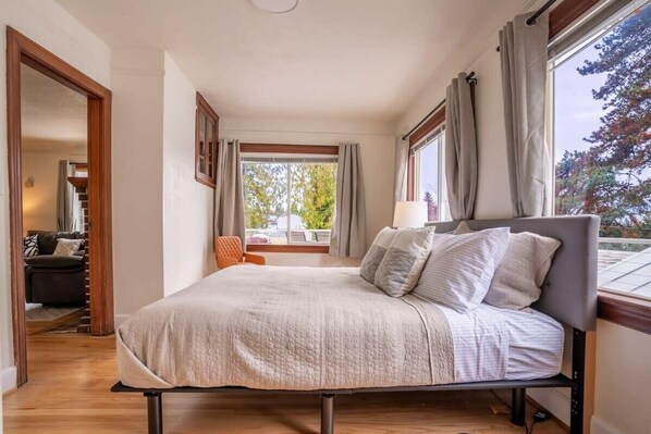 3 bedrooms, desk, iron/ironing board, WiFi