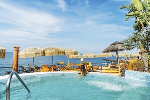 Piscine extérieure (ouverte en saison), parasols de plage