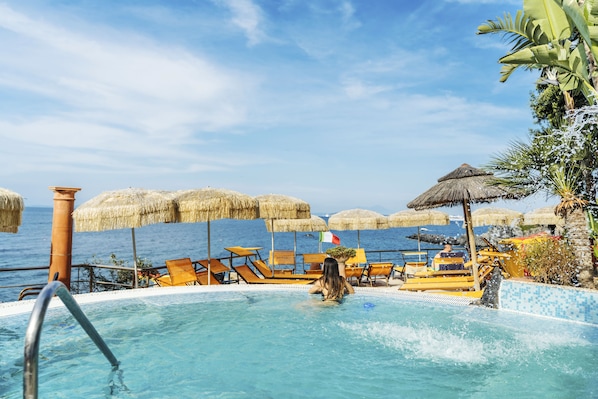 Piscine extérieure (ouverte en saison), parasols de plage