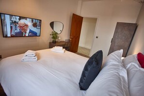 2 bedrooms, desk, iron/ironing board, WiFi