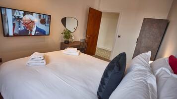 2 bedrooms, desk, iron/ironing board, travel crib