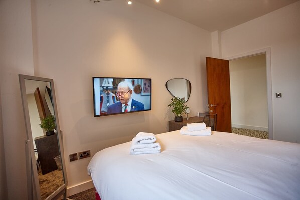 2 室のベッドルーム、デスク、アイロン / アイロン台、旅行用ベビーベッド