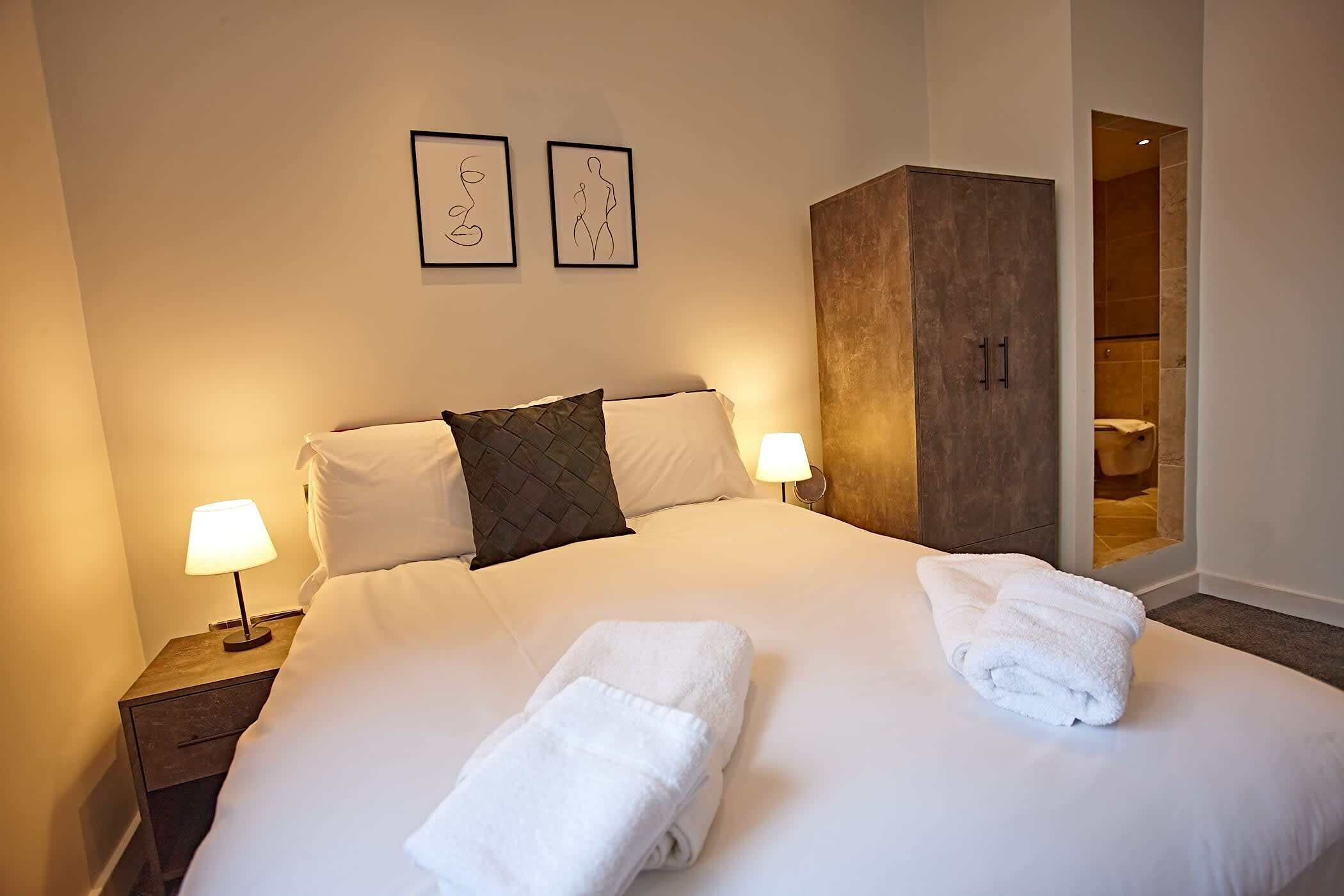 2 bedrooms, desk, iron/ironing board, travel crib