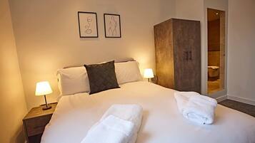 2 bedrooms, desk, iron/ironing board, travel crib