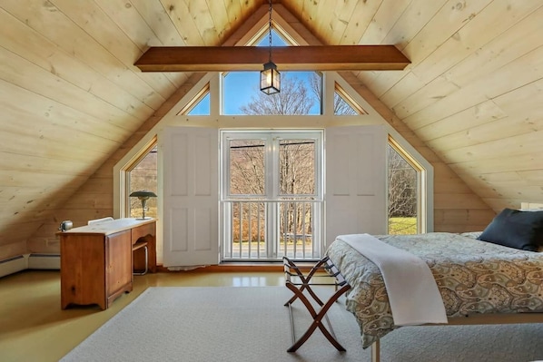 4 bedrooms, desk, iron/ironing board, travel crib