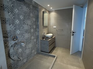 Studio | Bathroom | Hair dryer, towels