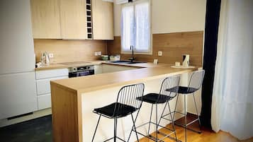 Een koelkast, een magnetron, een oven, een kookplaat