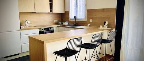 Frigorifero, microonde, forno, piano cottura