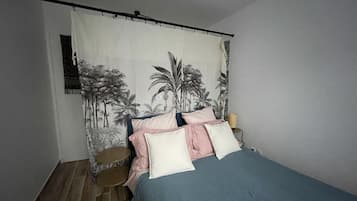 1 slaapkamer, een strijkplank/strijkijzer, gratis wifi, beddengoed