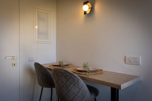 Standard Apartment | Dapur peribadi | Peti sejuk, ketuhar gelombang mikro, ketuhar, pembancuh kopi espreso 