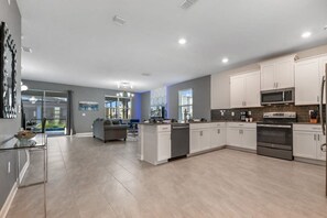 Fridge, microwave, oven, stovetop - Close to Disney! Pool/Spa/Game & Movie room! (Kissimmee)