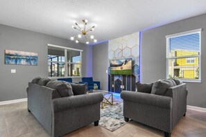 Televisión, videojuegos, reproductor de DVD, futbolito