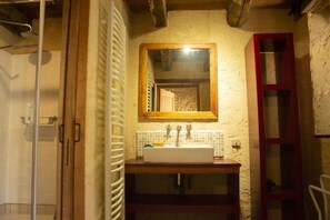 Dusche, Haartrockner, Handtücher, Toilettenpapier