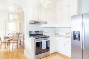 Fridge, oven, stovetop, dishwasher - Bridal Ready + Southern Charm | The Moli (La Grange)