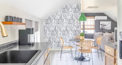 Stylish Loft for 2-3 Near Downtown | 15 min from Round Top | The Otis