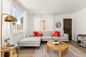 TV, offices - Modern and Cozy in PB with Patio and Firepit (San Diego)