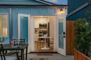 Outdoor dining - Modern and Cozy in PB with Patio and Firepit (San Diego)