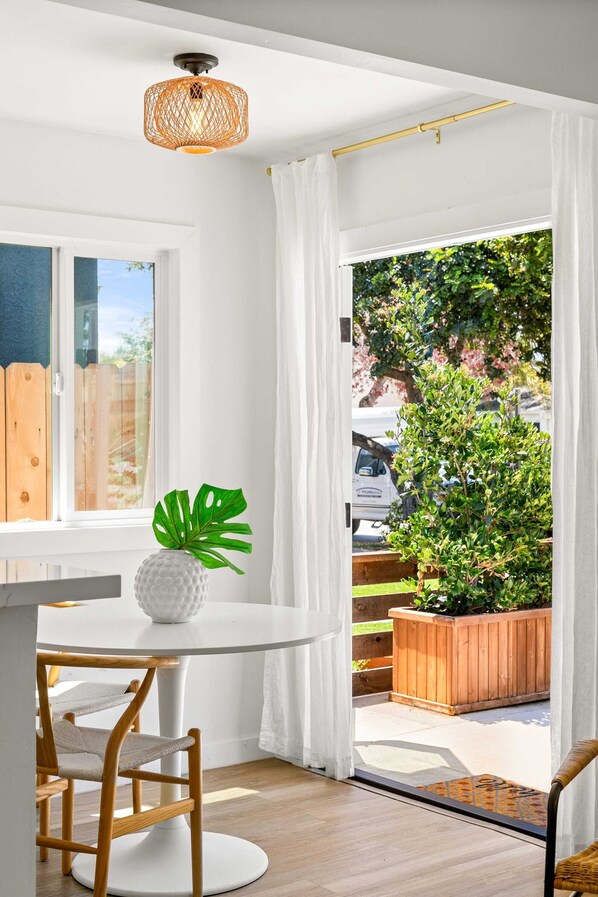 Dining - Modern and Cozy in PB with Patio and Firepit (San Diego)