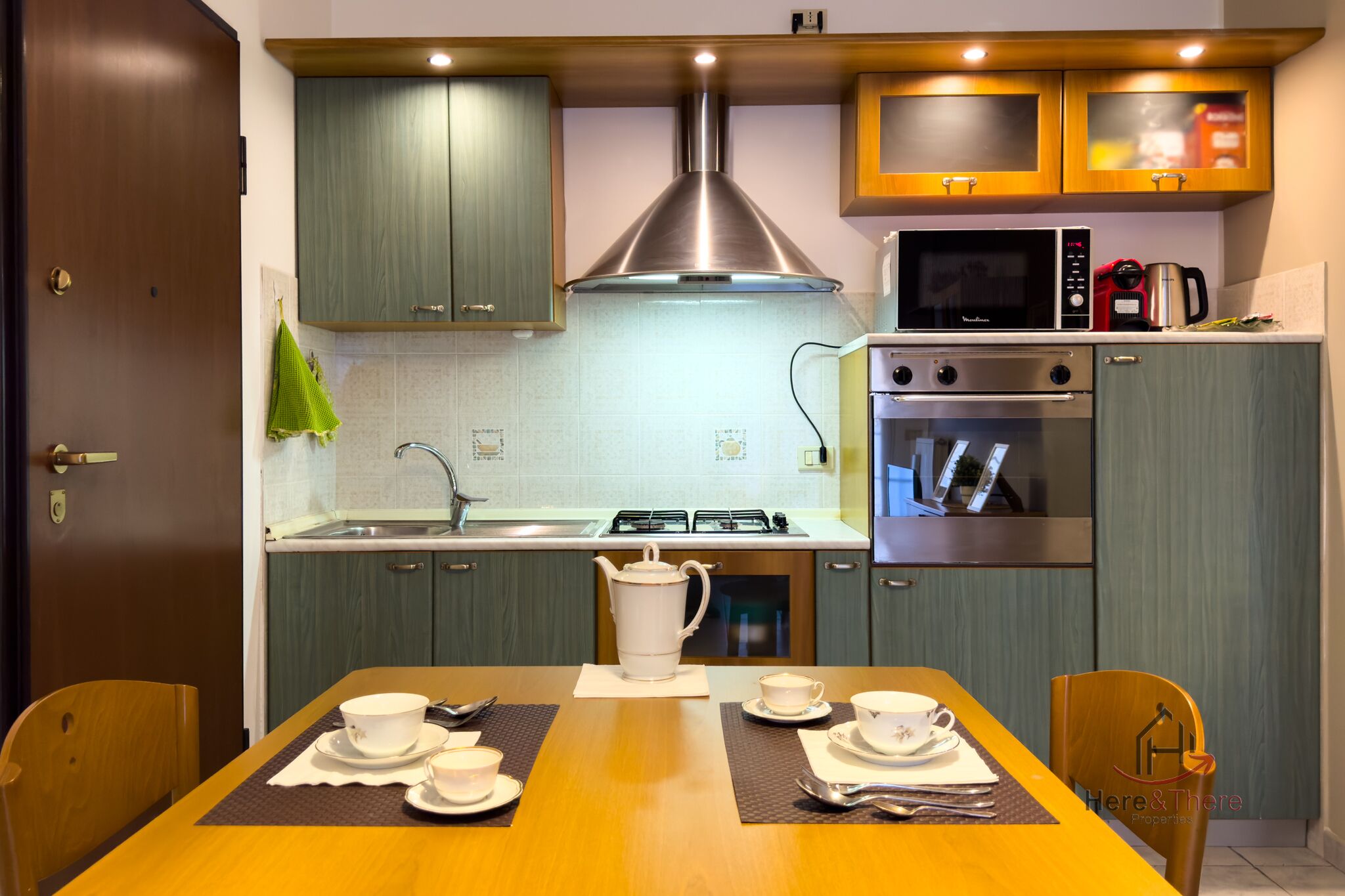 Frigorífico, microondas, horno y placa de cocina