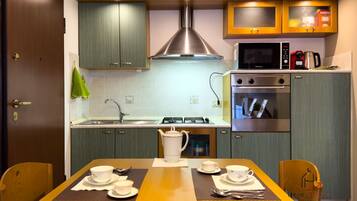 Frigorífico, microondas, horno y placa de cocina